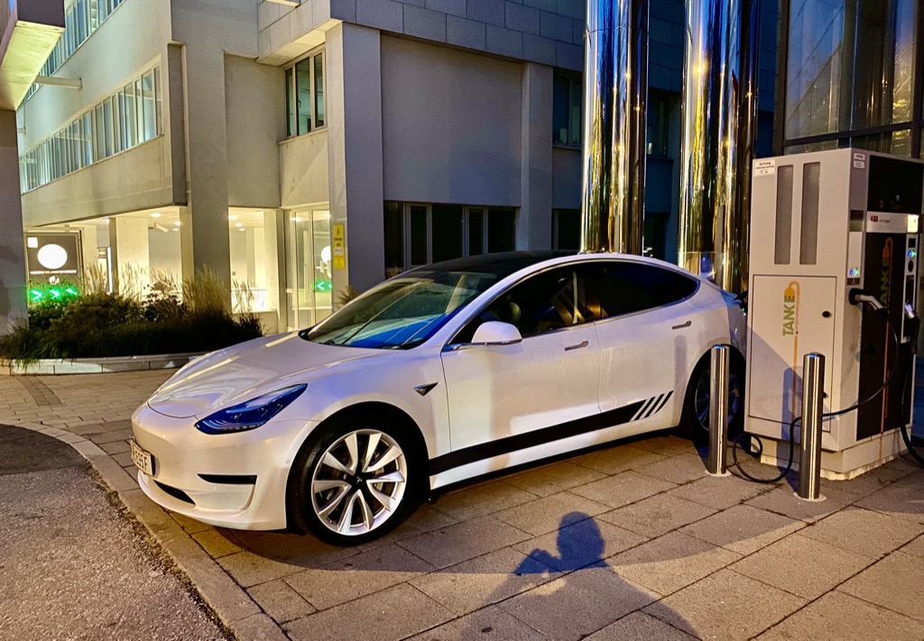 Tesla Model 3 aufladen